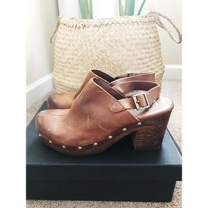 Cognac leather clogs